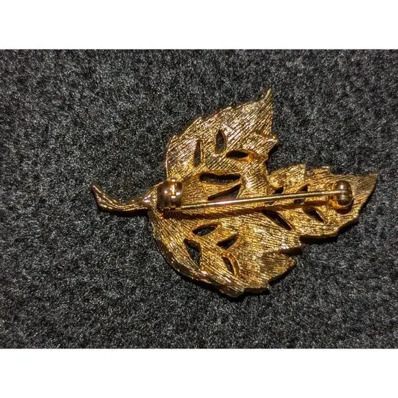 Vintage 1970s Gold Tone Leaf Brooch Rhinestone Accent Mid Century Retro Pin - Picture 3 of 4